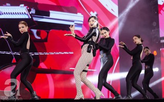 Chi Pu mang trực thăng lên sân khấu show Việt - Hàn, khoe body nuột nà nhưng khi hát live thì lại bị khán giả kêu gào đòi... “Vietsub”