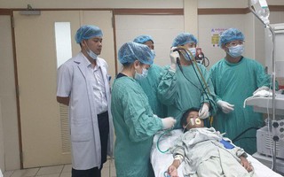 Trẻ 10 tuổi bị mảnh xương cá găm trong phổi suốt một tháng