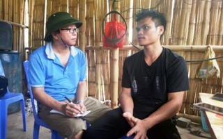 Giây phút sinh tử của chàng trai vì cứu người mắc kẹt trên ngọn cây giữa dòng lũ