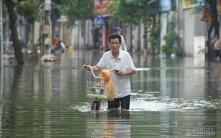 Cảnh khó tin của hàng trăm hộ dân Hà Nội sau 3 ngày mưa bão