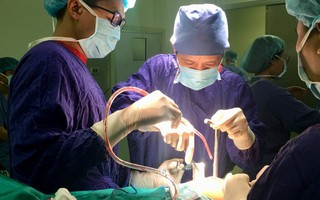 Lần đầu tiên bệnh viện Việt Đức thay khớp háng hai bên cùng một lúc cho bệnh nhân