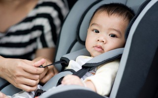 Khi con đi ô tô: 4 nguyên nhân gây xao nhãng bố mẹ cần tránh, 8 yêu cầu an toàn bố mẹ cần nhớ
