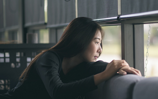 Đến dự sinh nhật mẹ người yêu, em tặng một món quà đặc biệt nhưng vừa mở ra thì bác lấy tay che mặt còn em chỉ ước mình có thể tàng hình