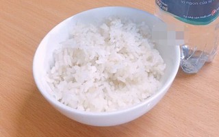 Chuẩn bị CƠM NƯỚC cho chồng trước khi đi chơi, vợ trẻ khiến ai nấy cười lăn lóc, dân mạng lại phát hiện "điểm sai sai"