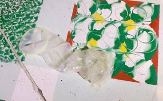 Đang đi cà phê với bạn, cô gái "xám hồn" phát hiện dưới chân là một chiếc... bao cao su đã qua sử dụng