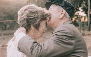 Chuyện tình già xôn xao nước Mỹ: Gặp nhau ở bên kia dốc đời vẫn quyết định nắm tay đi tìm bình yên và hạnh phúc