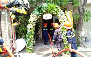 Vừa tổ chức xong lễ thành hôn để ra hàng ăn tiệc, nhà chú rể bỗng bốc cháy ngùn ngụt