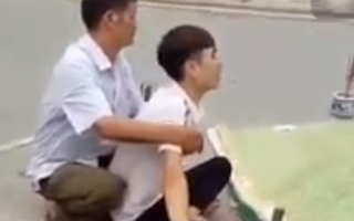 Hòa Bình: Chồng gào khóc bên thi thể vợ đang mang thai bị xe tải cán tử vong