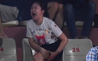 Fan nữ đổ máu vì bị pháo bắn trúng trên khán đài trận Hà Nội FC vs Nam Định