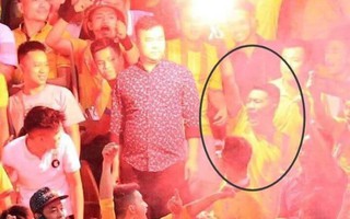 Dân mạng "khoanh vùng" nam thanh niên nghi đốt pháo sáng khiến một phụ nữ bị thương tại sân Hàng Đẫy