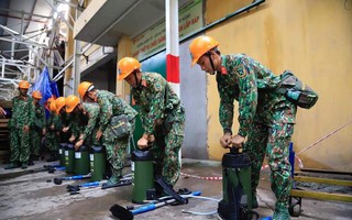 Hàng chục chiến sĩ Binh chủng Hóa học đang tham gia tẩy độc nhà xưởng Công ty Rạng Đông