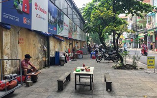 Các chợ khác nhộn nhịp ngày Rằm tháng 8, chợ Hạ Đình vẫn đìu hiu với cảnh bày hàng ra bán mà chẳng ai mua sau vụ cháy Công ty Rạng Đông