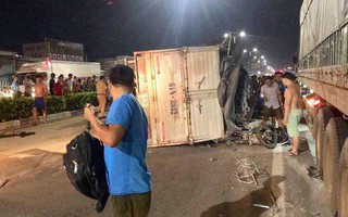 Đi chơi trung thu, nam thanh niên bị xe tải lật trên Quốc lộ 13 đè trúng nguy kịch