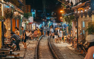 Vừa cafe ngắm phố vừa "chạy tàu", thú vui Trung thu mới lạ của người lớn khi lũ trẻ phá cỗ trông trăng