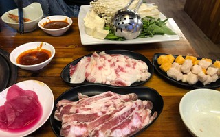 Ăn buffet lẩu nướng 259k/suất vẫn bị đói, cô nàng tức giận kể mánh khóe của nhà hàng, dân mạng lại "thấy gớm" khi nhìn đĩa thịt