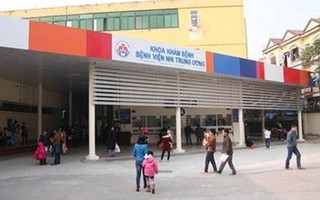 Sức khỏe bé trai 3 tuổi bị bỏ quên 7 giờ trên xe đưa đón của trường mầm non hiện ra sao?