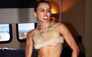 Đăng hình nổi loạn, để lộ vòng 1, Miley Cyrus ngày càng khiến người hâm mộ lo lắng vì trạng thái tinh thần