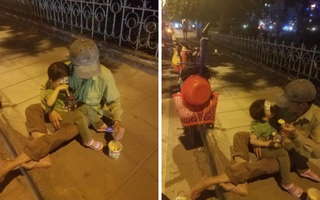 Hình ảnh người đàn ông lấm lem ngồi bên vỉa hè đút cháo cho con nhỏ và câu chuyện không thể ngờ phía sau