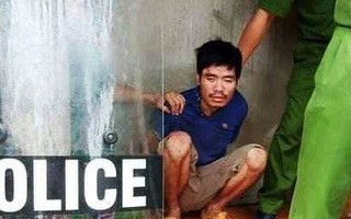 Nóng: Bắt nghịch tử dùng dao cắt cổ mẹ tật nguyền sau khi đuổi chém em bất thành