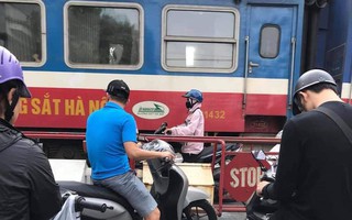 Hình ảnh cô gái chui qua rào chắn trong lúc đoàn tàu đang chạy để di chuyển khiến cư dân mạng hốt hoảng
