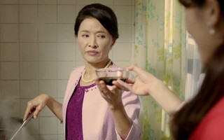 Lần đầu tiên con dâu dẫn đi xem phim ở rạp, nhìn thấy cặp đôi ngồi trước ôm hôn nhau, tôi chê trách thì con dâu nói một câu khiến tôi ném cả túi bỏng ngô vào mặt họ