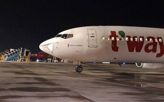 Máy bay Hàn Quốc hạ cánh khẩn cấp xuống sân bay Tân Sơn Nhất sau tiếng động lớn: "Quan sát phần móp, vỡ ở mũi máy bay cho thấy lực va chạm khá mạnh"