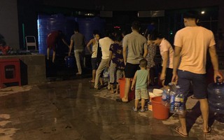 Hà Nội: Vỡ đường ống nước, người dân chung cư vật vã với cảnh lấy nước ban đêm về nhà sinh hoạt