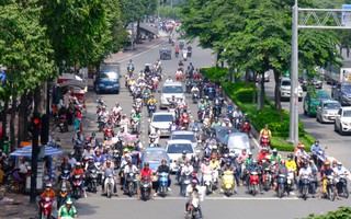 Hết sương mù dày đặc, TP.HCM lại nắng nóng gay gắt, người dân ăn mặc kín mít khi ra đường trước những cảnh báo từ chuyên gia