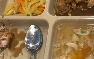 Chưa hết vụ suất ăn bị cắt xén, hàng loạt học sinh trường tiểu học Việt Úc lại bị nôn ói, đau bụng sau khi dùng bữa trưa