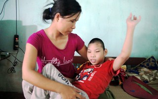 Nước mắt của mẹ đơn thân ôm con trai bại não chạy trốn khỏi chồng vũ phu: "Anh ấy bảo con bị bệnh là do em không biết đẻ..."