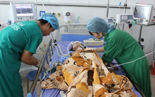 Ngã từ trên cao, bé gái bị cành cây chọc xuyên vào vùng hậu môn, thủng trực tràng, đứt ruột non