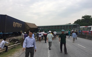 Nghệ An: Kinh hoàng tàu hỏa tông nát bét xe tải, toa tàu văng xuống đường khiến 2 người bị thương