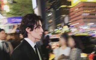 Chỉ là ảnh do fan chụp cũng đủ khiến người nhìn mê mẩn, Lee Dong Wook quả xứng danh "mỹ nam không góc chết"