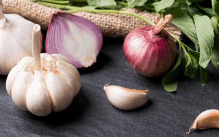 Ăn tỏi và hành theo cách này có thể làm giảm hơn 60% nguy cơ ung thư vú ở phụ nữ