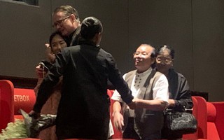 Đoan Trang bật khóc khiến chồng Tây phải ôm chầm lấy sau khi xem "Truyện Ngắn" của Hà Anh Tuấn