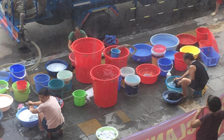 Vụ dân phải xách xô đi mua nước tại chung cư cao cấp ở Hà Nội: Chủ đầu tư cắt nước vì cư dân nợ tiền?