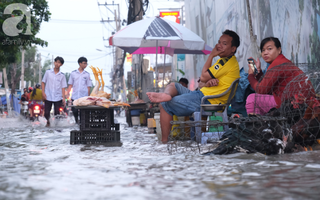 TP.HCM: Trời không mưa nhưng nước vẫn tràn lênh láng từ đường vào nhà, người dân dùng đủ mọi cách để chống ngập