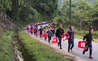 Khoảnh khắc xúc động: Những em bé vùng cao cầm ghế đi chân đất, chạy cả quãng đường xa để đến trường khai giảng