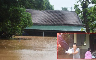 Quảng Trị chìm trong biển nước, lực lượng chức năng mang mì tôm, sữa, bánh đến những vùng cô lập