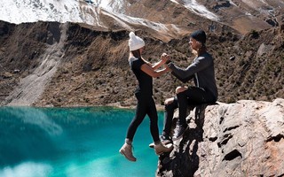 Bất chấp scandal trước, cặp đôi travel blogger tiếp tục mạo hiểm chụp ảnh "sống ảo", còn "cà khịa" lại chỉ trích của dân mạng