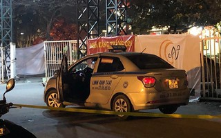 Khách đi taxi dí súng vào đầu tài xế để cướp xe