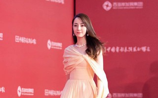 Thảm đỏ Kim Phượng hoàng 2019: Địch Lệ Nhiệt Ba chỉ tung váy bước đi cũng đủ lọt top tìm kiếm vì xinh đẹp như tiên nữ
