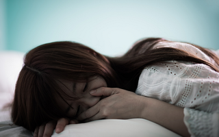 Khi tôi đang nằm ru con ngủ thì chồng hớt hải về nhà với bộ dạng ướt sũng, trên tay anh là một đứa bé vài tháng tuổi vừa mất mẹ
