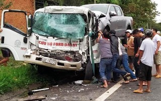 Xe cứu hộ tông xe tải, tài xế bị kẹt trong ca bin gãy nát 2 chân