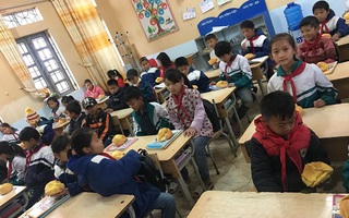 Biết học sinh nghèo chẳng bao giờ được ăn sáng, cô giáo quyết tâm tặng món quà đặc biệt trước kỳ nghỉ Tết khiến ai nấy rưng rưng 