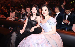 Khoảnh khắc các mỹ nhân Hoa ngữ đọ sắc trong Đêm Weibo: “Thần tiên tỷ tỷ” Lưu Diệc Phi còn không thon gọn bằng "bà mẹ một con" Triệu Lệ Dĩnh