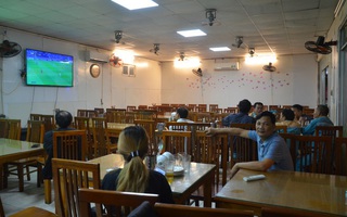 Sợ bị phạt nồng độ cồn, người hâm mộ bỏ quán nhậu, đổ đến cafe xem trận Việt Nam - UAE