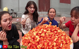 Bà Tân Vlog làm kim chi củ cải nhưng cách bà mời "các cháu ăn" lại khiến nhiều người bất ngờ