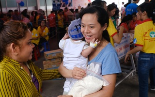 Mẹ dẫn con, bà đưa cháu từ phòng bệnh xuống "phiên chợ 0 đồng" sắm đồ Tết ý nghĩa ở Sài Gòn