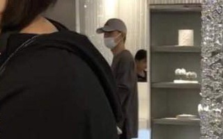 Lộ hình ảnh Chen (EXO) đi mua nhẫn tại cửa hàng trang sức để cầu hôn bạn gái từ giữa năm 2019?